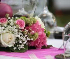 Centrotavola bianco e rosa per le nozze