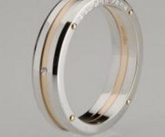 Fede nuziale in oro bianco e giallo, con brillanti