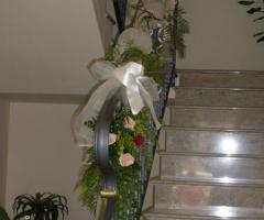 Addobbi floreali per le scale della casa della sposa