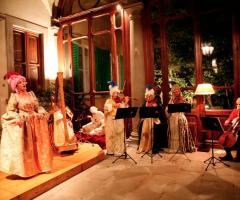 Concerto di musicisti in maschera