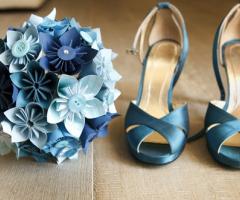 Bouquet di carta e bottoni e scarpe celesti per il sì