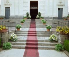 Allestimento floreale per l'esterno della chiesa