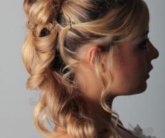 Acconciatura semi raccolta con boccoli per la sposa