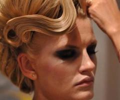 Lo staff di Ligè Parrucchieri al lavoro su un'acconciatura creativa