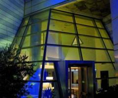 Struttura moderna e giochi di luce suggestivi