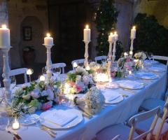 allestimento tavolo sposi presso l'Abbazia San Pietro in Valle