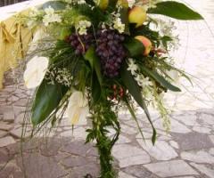 Addobbi con la frutta su ferrobattuto per il matrimonio