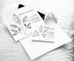 Partecipazione, invito e bigliettino bomboniera cartoncino color bianco con superficie tipo pelle di elefante - Sweetevents