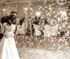 Gli sposi ballano al ricevimento di nozze