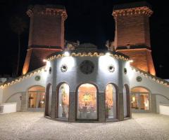 Oasi  Quattro Colonne - La struttura di sera illuminata