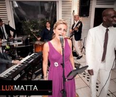 Cantante del gruppo durante il ricevimento di nozze