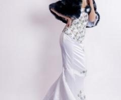 Collezione Unique - Abito da sposa due pezzi con corpetto e gonna lavorati in pizzo verde-oro. Euro 1.400