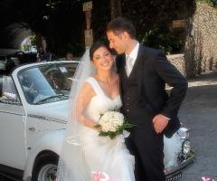 Fotogarfia degli sposi con la macchina da cerimonia