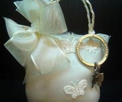 Borsetta per i confetti e ciondolo farfalla in argento per le nozze