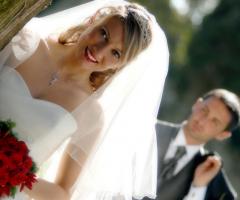 Sposa con bouquet di rose rosse