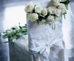 Seduta con rose bianche