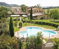 La piscina e la struttura