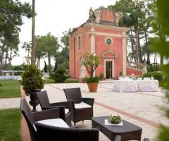 Casa Resta - Esterno della villa per matrimoni con divanetti