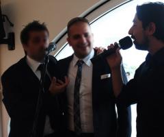 Il duo musicale con lo sposo