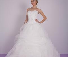Abito Vienna principesco con gonna in organza drappeggiata con delicati inserti di pizzo, strascico importante e corpino ricamato su pizzo - Atelier AnnaB Creations Sposa e Cerimonia