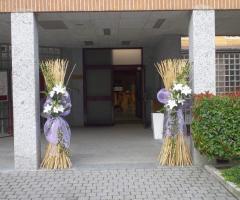 Esterno di una chiesa con fascine decorate