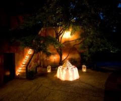 Allestimento del tavolo della torta nuziale