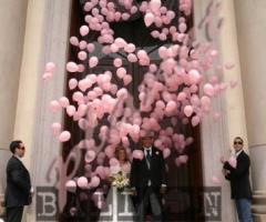 Effetto cascata di 500 palloncini per l'uscita degli sposi dalla chiesa