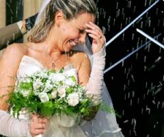 Sposa che si lascia cogliere dalla felicità