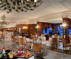 Sala interna dell'hotel allestita per il ricevimento di nozze