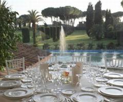 Tavoli apparecchiati per il ricevimento di matrimonio