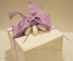 Scatolina con confetti e fiocco lilla