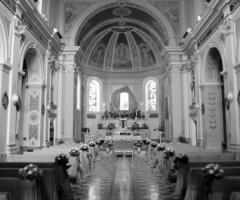 Foto della chiesa allestita per la cerimonia nuziale
