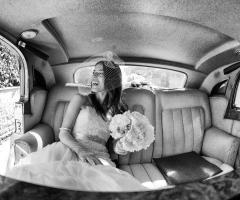 La sposa nella macchina da cerimonia