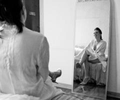 Foto sposa prima mentre si prepara per il matrimonio