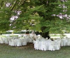 Allestimento tavoli per il ricevimento di matrimonio in giardino