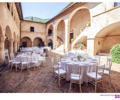 Allestimento chiostro dell'Abbazia San Pietro in Valle di giorno