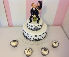 Wedding cake dallo stile chic con cupcake