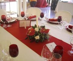Allestimento dei tavoli di nozze sui toni del rosso