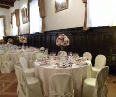 Allestimento dei tavoli per il ricevimento di nozze