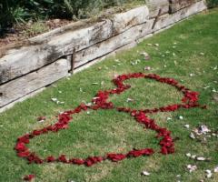 Allestimento di cuori di fiori della location di nozze