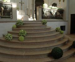 Addobbi floreali dalla forma sferica per il matrimonio in chiesa
