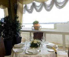 Tavolo per le nozze sulla terrazza della location di matrimonio