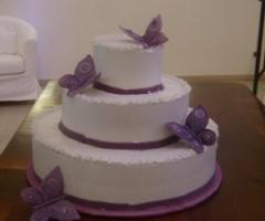 Torta nuziale con farfalle di marzapane