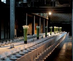 Tavolo imperiale per il matrimoni con alzate di calle bianche