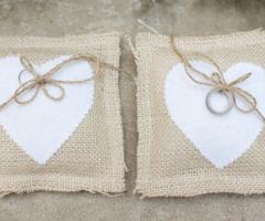 Portafedi in yuta per un matrimonio shabby chic