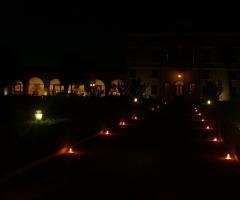 La villa illuminata per un ricevimento serale