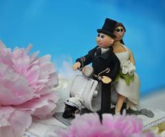 Simpatico cake topper per la torta nuziale