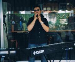 Robi Music durante un'esibizione