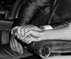 Fotografia in bianco nero di un momento della cerimonia di nozze