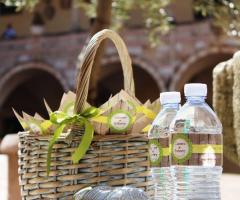 Coni portariso e bottiglia d'acqua con i nomi degli sposi